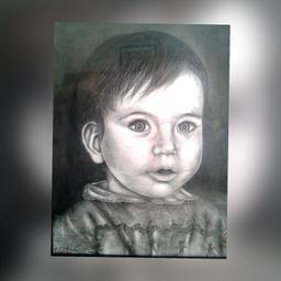 نقاشی پُرتره کودک سیاه قلم با مداد سیاه پلی کروم