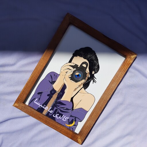تابلو ویترای روی شیشه دختر عکاس با قاب چوبی
