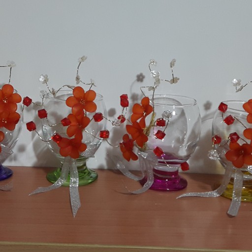 یک دست لیوان با پایه های رنگی متفاوت تزیین شده با گلهای کریستالی