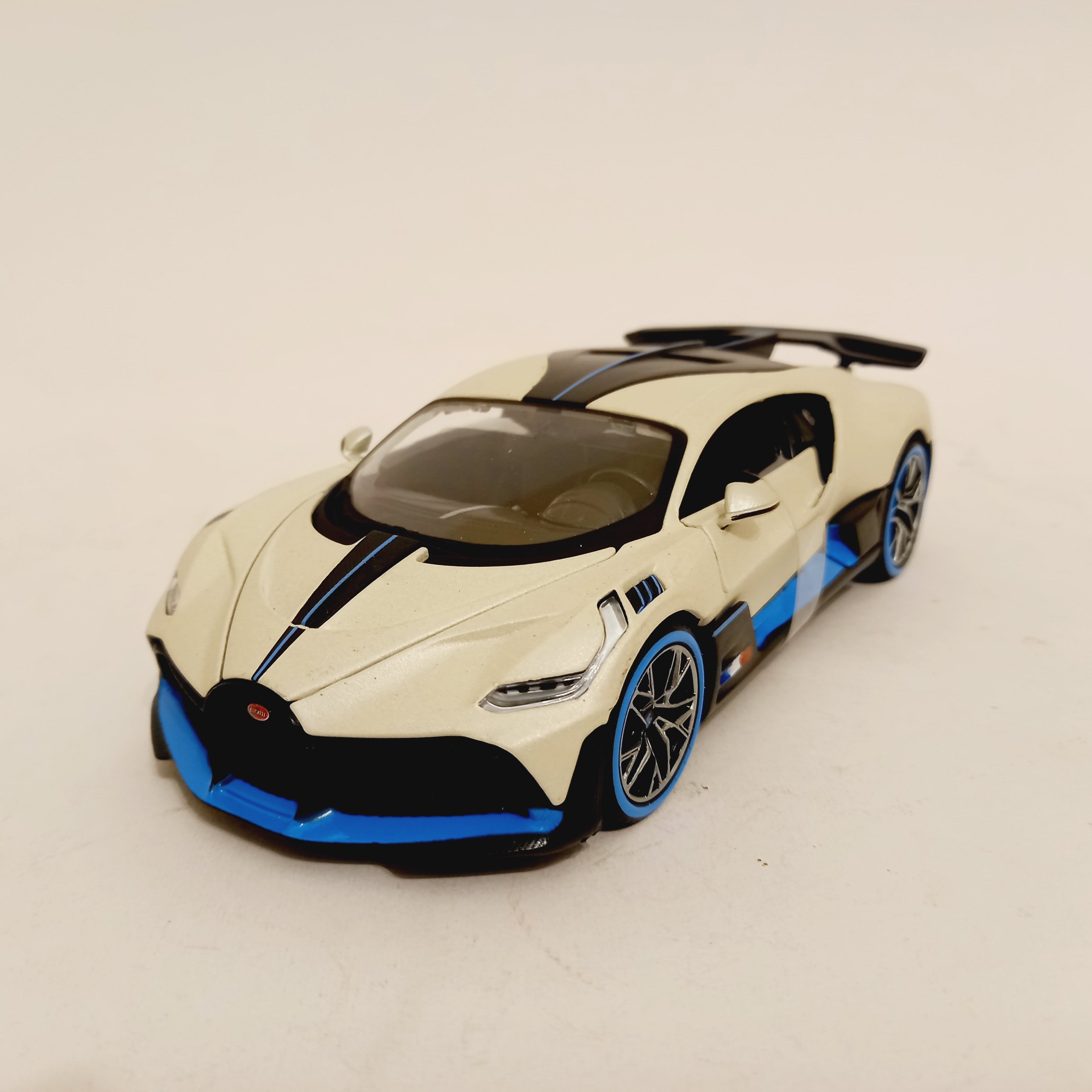 ماکت ماشین مدل Bugatti Divo برند Maisto مقیاس 1:24 طول 20 سانتی متر