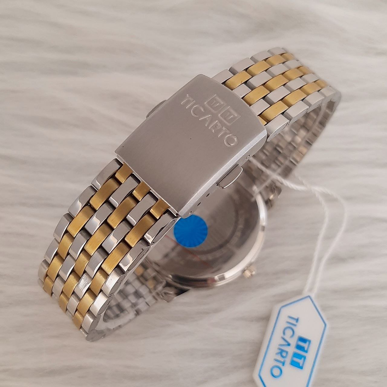 ساعت مچی مردانه مارک 
TICARTO
12 ماه گارانتی موتور
بند آجری دو رنگ طلایی نقره ای
قفل اصل
وارداتی از دبی
در ح