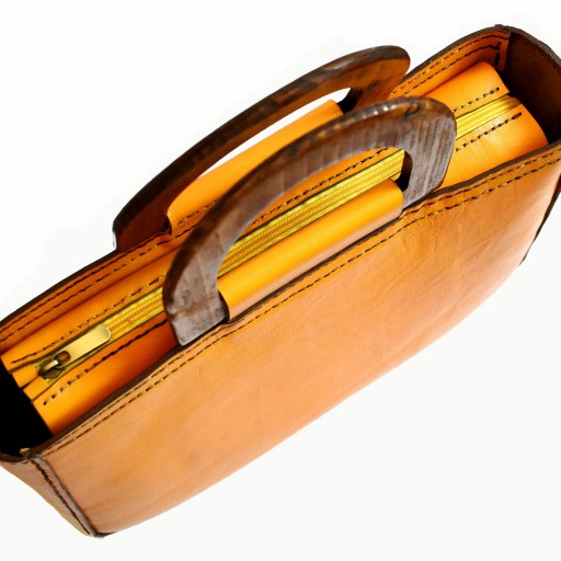 کیف دوشی و دستی زنانه چرم طبیعی با دسته چوبی باریش چرم