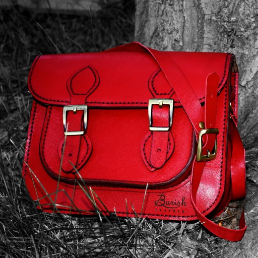 کیف دوشی زنانه چرم طبیعی باریش چرم طرح الی رنگ قرمز