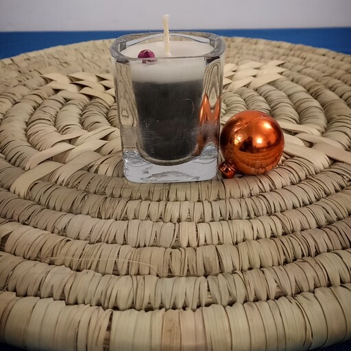 شمع شیشه ای مربع تزئین شده با غنچه گل با رایحه قهوه 
