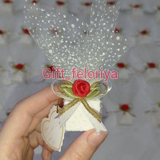 گیفت عقد و عروسی مکعبی شکل با تور سفید و گل قرمز و پاپیون سفید و طلایی (یک عدد)