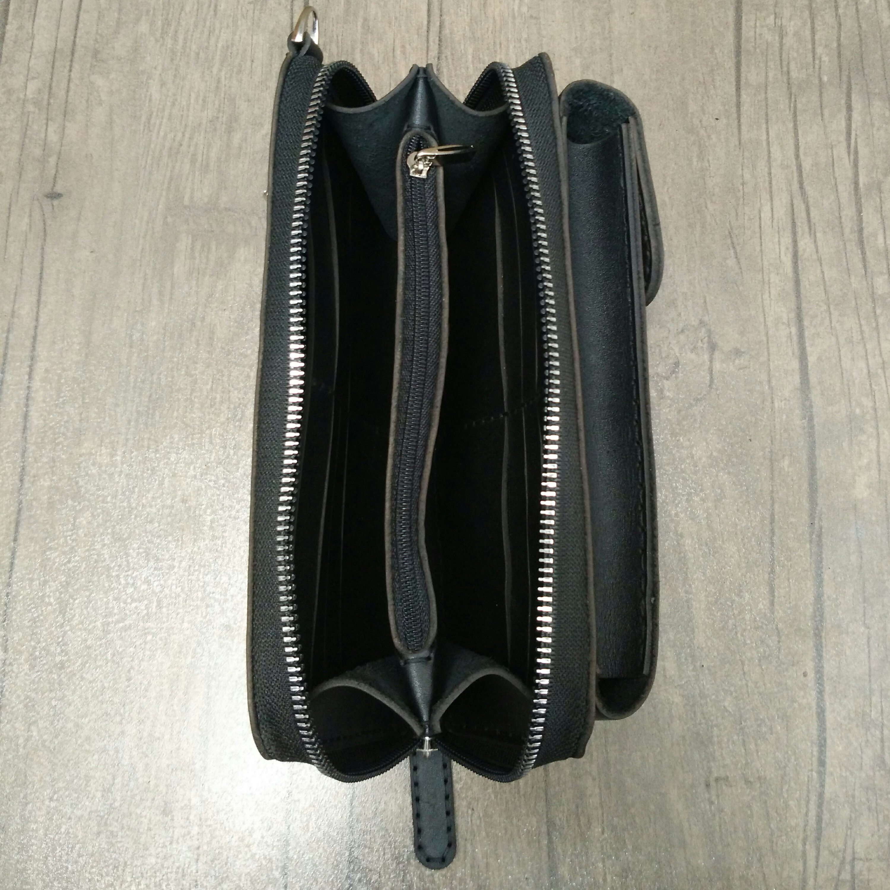 کیف موبایل و پول دوشی و دستی اسپرت چرم گاوی دستدوز مشکی برند ایزاکو مدل i-212