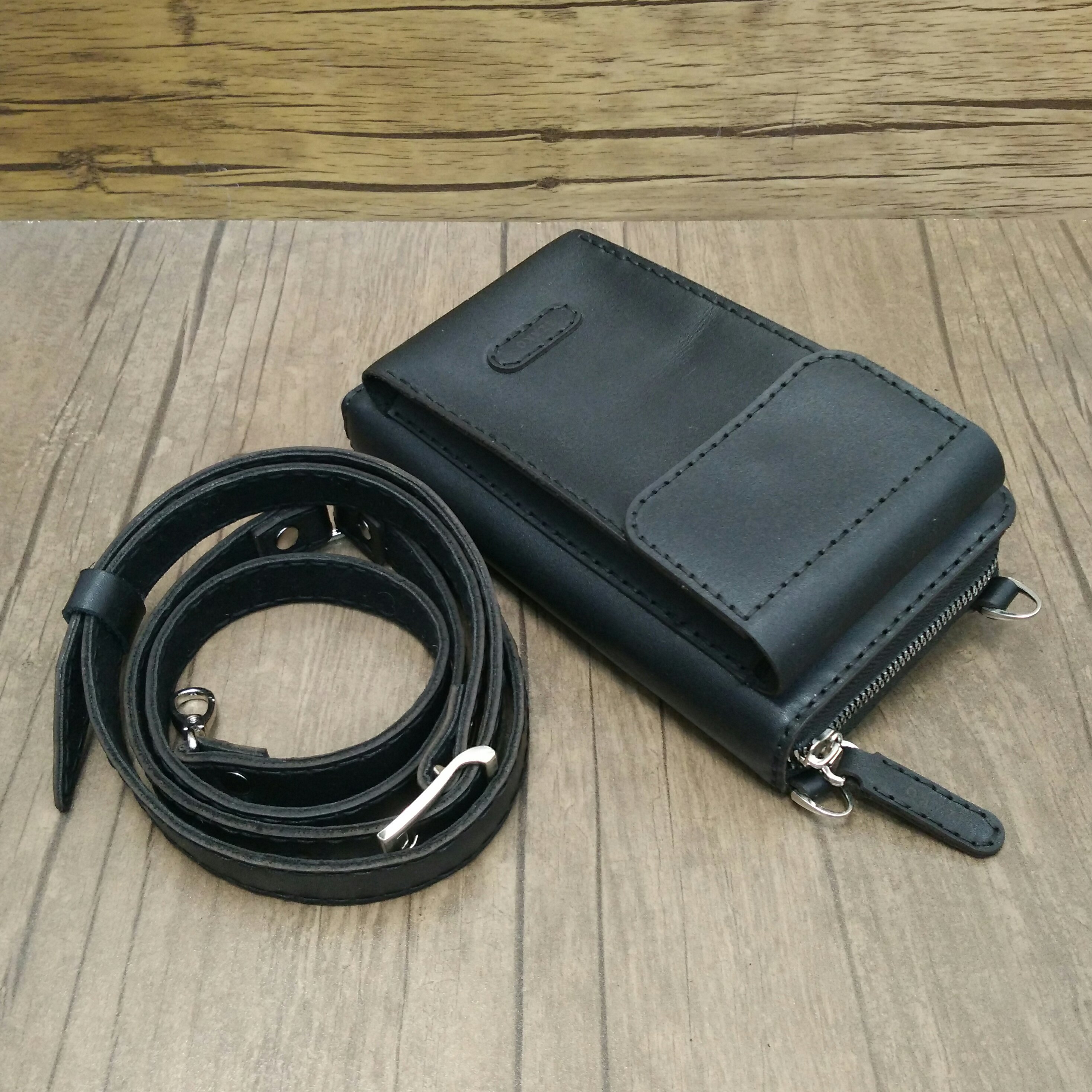 کیف موبایل و پول دوشی و دستی اسپرت چرم گاوی دستدوز مشکی برند ایزاکو مدل i-212