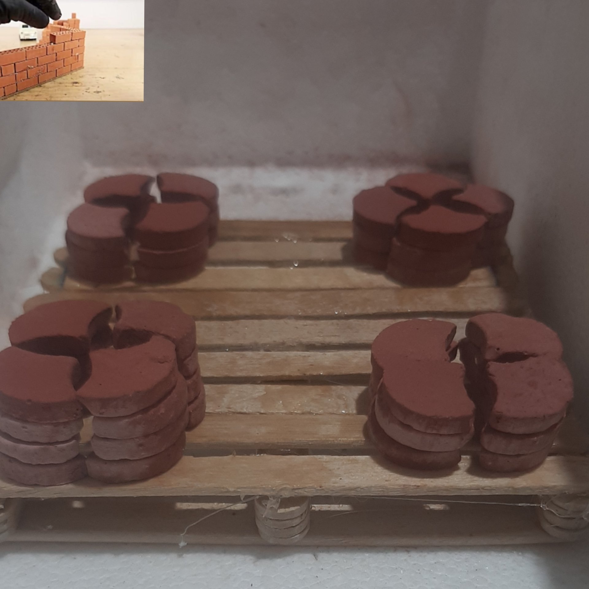 آجر گل برگ مینیاتوری رنگ قرمز وزن 1گرم طولش 1.5 عرض 2سانت ارتفاع 5.سانت