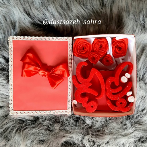 پک هدیه جعبه کادو ( جعبه هدیه ) و گل رز و اسفنج تولدت مبارک (رز های درخشان) کادویی مناسب تولد