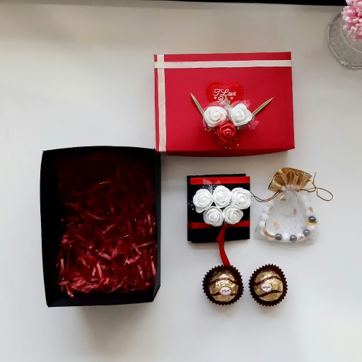 پک هدیه جعبه مقوایی و شکلات و دستبند و کارت پستال با جای عکس