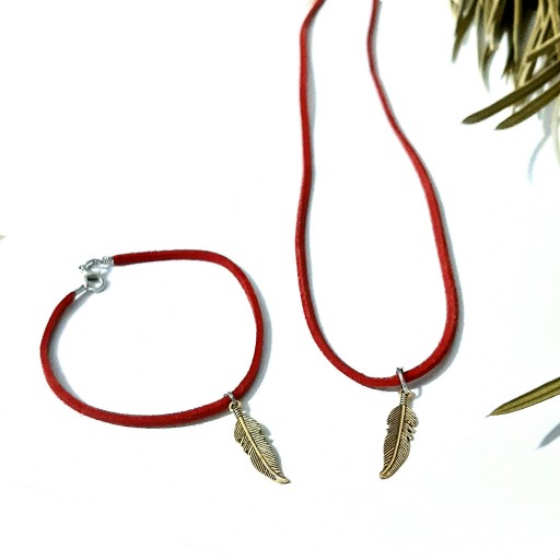 ست دستبند و گردنبند تریشه با بند قرمز و پلاک طلایی برگ (رنگبندی آبی، صورتی، خاکستری)