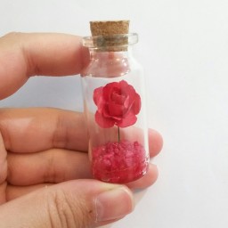 گیفت شیشه ای ولنتاین گل کاغذی و شن قرمز