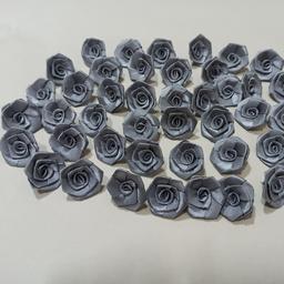 گل رز خرجکار ساخته شده با روبان نقره ای 