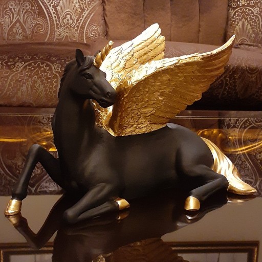 مجسمه پلی استر اسب شاخدار