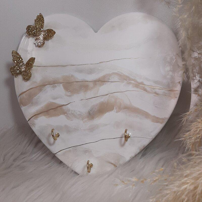 استند جاکلیدی دیواری قلبی چوب با روکش رزینی شیری و طلایی با پروانه مقاوم و نشکن