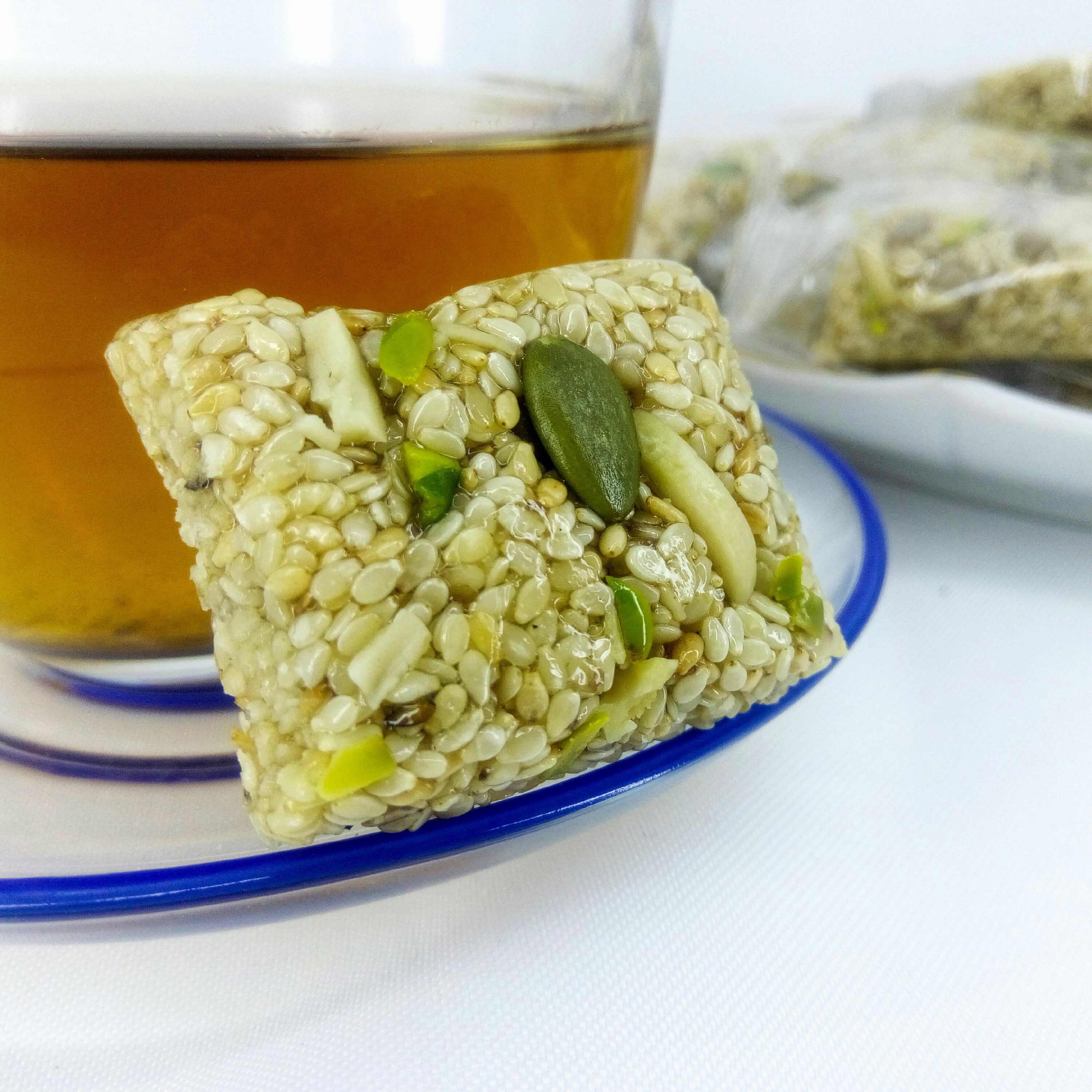 کنجد عسلی مغزدار سفید (1800 گرم) شیرینی کنجدی کنجد بار سوغات دزفول
