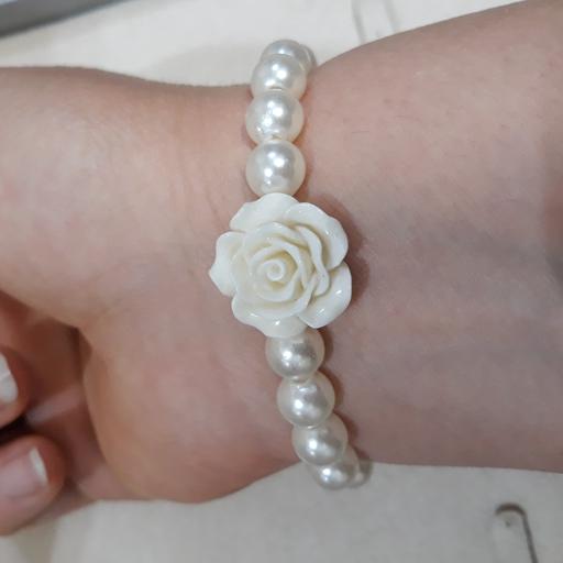 دستبند کشی مروارید بسیار با کیفیت و گل سرامیکی سفید