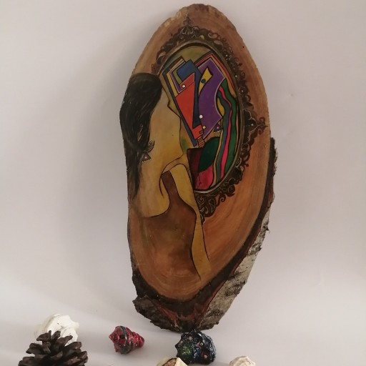 نقاشی زنی در آینه روی چوب با گواش و آبرنگ