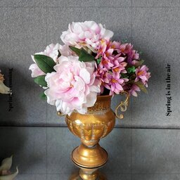 گلدان فلزی گل آرایی شده با گل مصنوعی 
