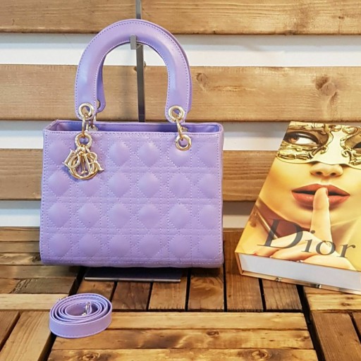کیف دستی برند Dior کد 132
یه کیف شیک و مجلسی برای خانومهای برند پوش