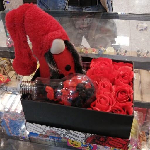 باکس هدیه گل رز همراه عروسک لی لیپوت و لامپ فانتزی پر از مینی کندی ترکیه ایی