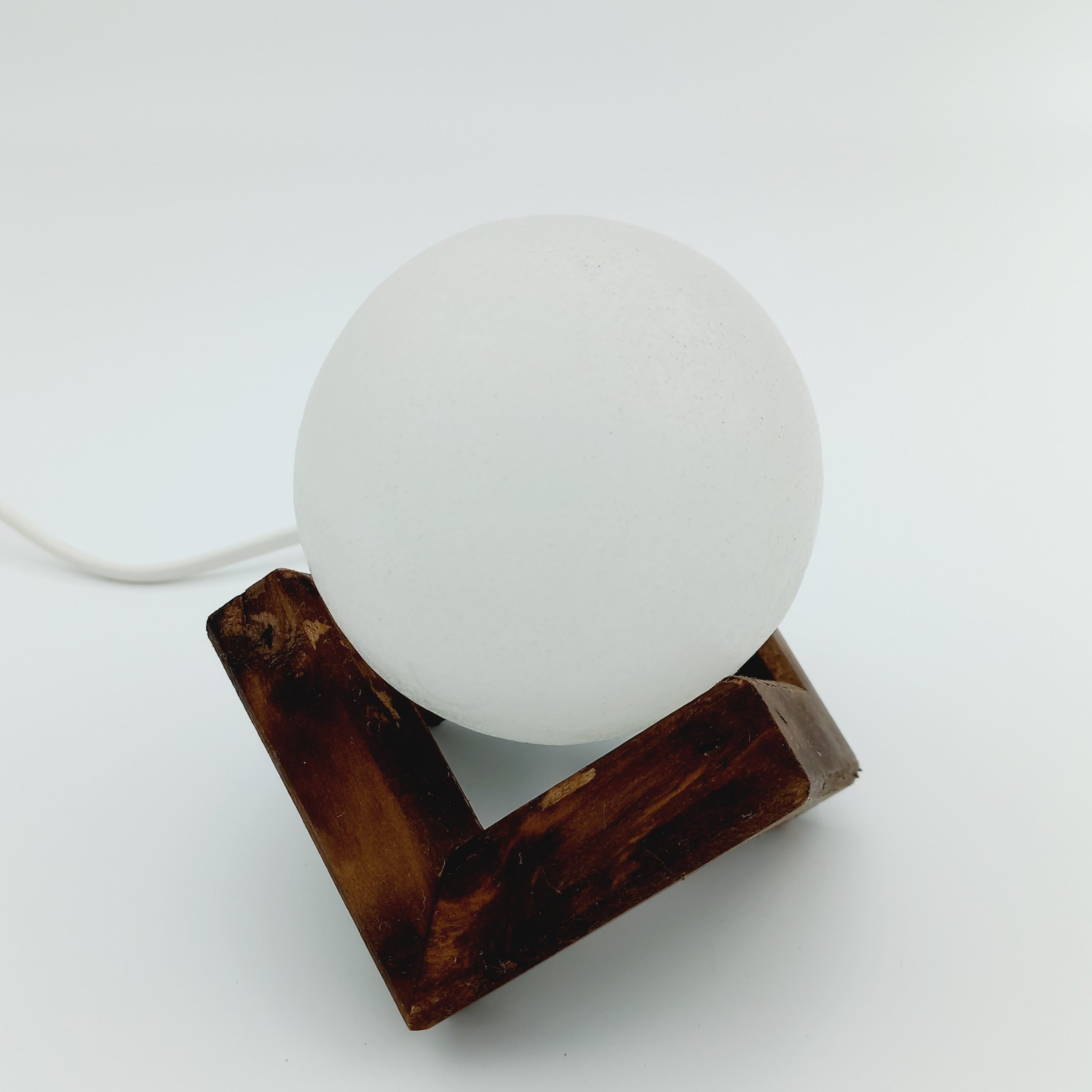 آباژور گوی یا چراغ خواب دکوری سنگ نمک قطر 8 سانت با پایه چوب روسی