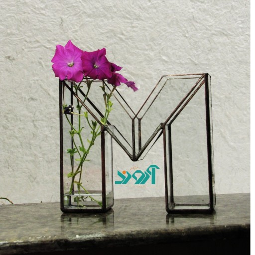 گلدان حروف دستساز(حروف اسم حجمی) ارتفاع 20 سانتیمتر و قطر 7 سانتیمتر.متریال:شیشه 3 میل بیرنگ و فلز قلع به رنگ مسی