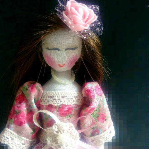 عروسک تیلدا استین پفی همراه با گل سر و گردنبند