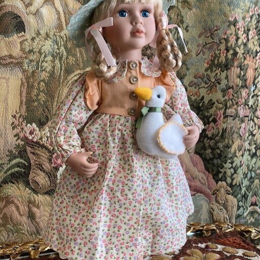 عروسک سرامیکی اروپایی بسیار خاص با پایه نگهداره چوبی ولباس عروسک خوشگلش قد عروسک 45 سانت