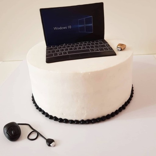 کیک تولد شکل کامپیوتر با اجزای خوراکی
