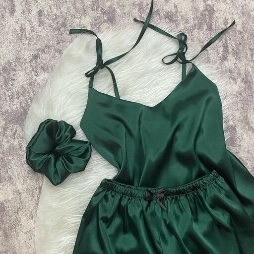 لباس خواب ساتن.تاپ و شورتک سبز  زمردی.قابل سفارش در سایزهای مختلف و رنگ های دیگر.اسکرانچی موجود