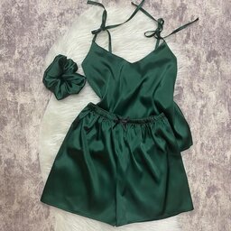 لباس خواب ساتن.تاپ و شورتک سبز  زمردی.قابل سفارش در سایزهای مختلف و رنگ های دیگر.اسکرانچی موجود