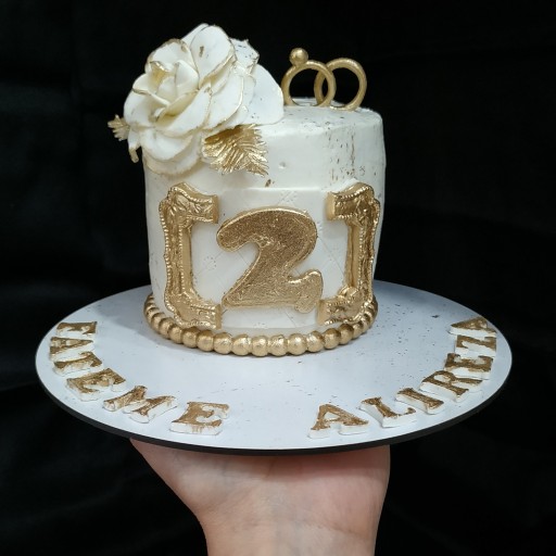 مینی کیک سالگرد ازدواج با تزیینات دستساز فوندانت  سفید و طلایی