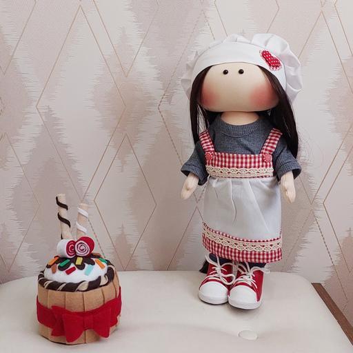 عروسک روسی قناد یا سرآشپز با قد 35سانتی به همراه کیک تزیینی دستش