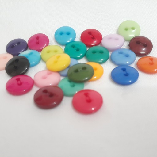 پک 25 تایی دکمه های رنگی رنگی کوچک یک سانتی در رنگهای مختلف دو سوراخ طبق عکس پلاستیکی
