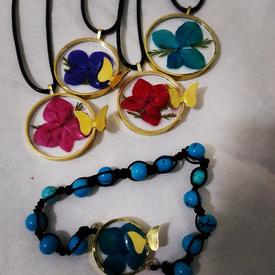 گردنبندگل وپروانه