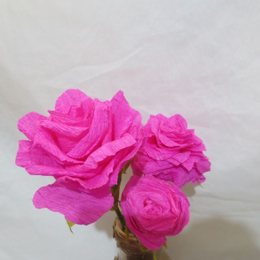 گل رز صورتی با کاغذ کشی و گلدان ، دست ساز