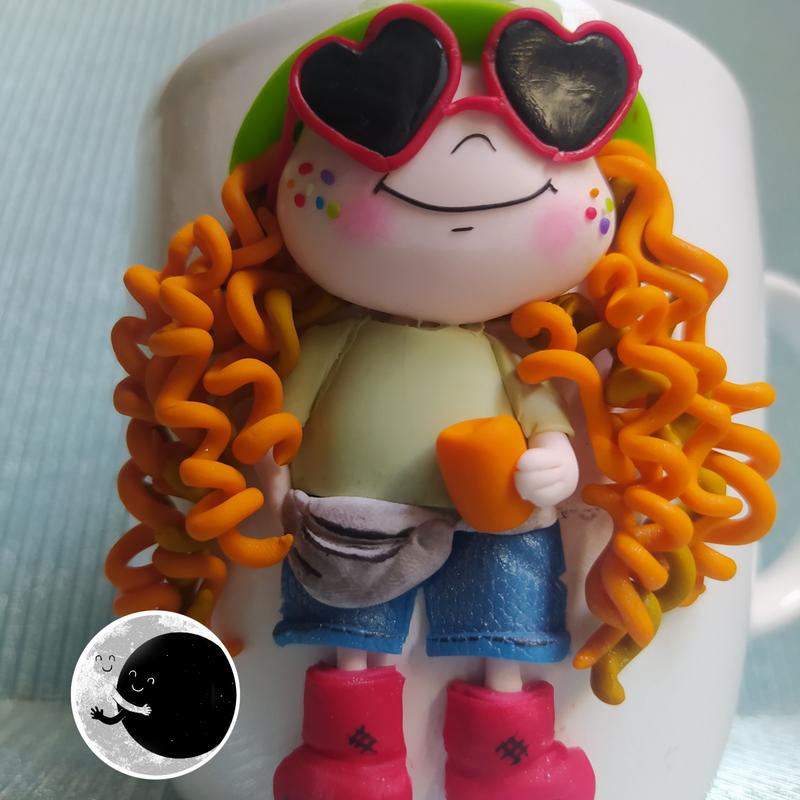 ماگ عروسکی مدل دختر تابستانی بسیار بامزه مناسب هدیه و استفاده شخصی از جنس خمیر پلیمری 