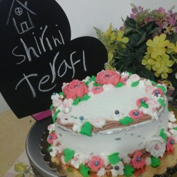 کیک خامه ای به شکل ریسه گل