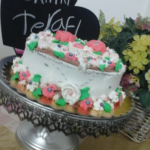 کیک خامه ای به شکل ریسه گل