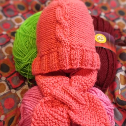 کلاه شال دارکه شال آن به کلاه وصل شده وشال مدل برگی که برگها در هم بسته میشود و مانع نفوذ سرما شده برای کودکان عزیز