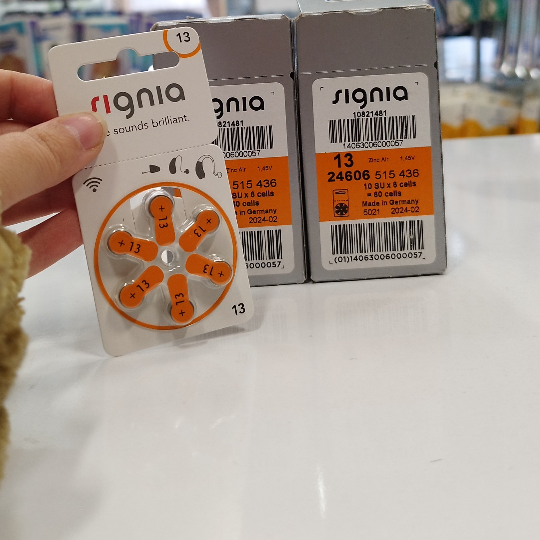 باتری سمعک مارک signia  شماره 13  هرورق شامل 6 عدد باتری zinc air  ساخت کشور آلمان 