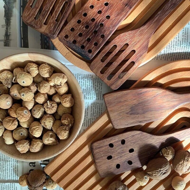 کف گیر چوبی قاشق چوبی آشپزخانه ساخته شده از چوب طبیعی گردوی سیاه ست 4عددی