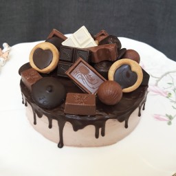 کیک تولد دبل چاکلت شکلاتی با تزئینات شکلات