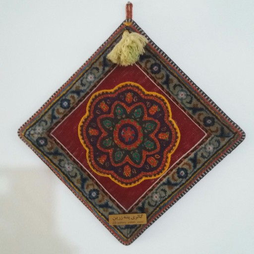 دیوارکوب سنتی از فرش دستباف  پونه و گلیم و جاجیم