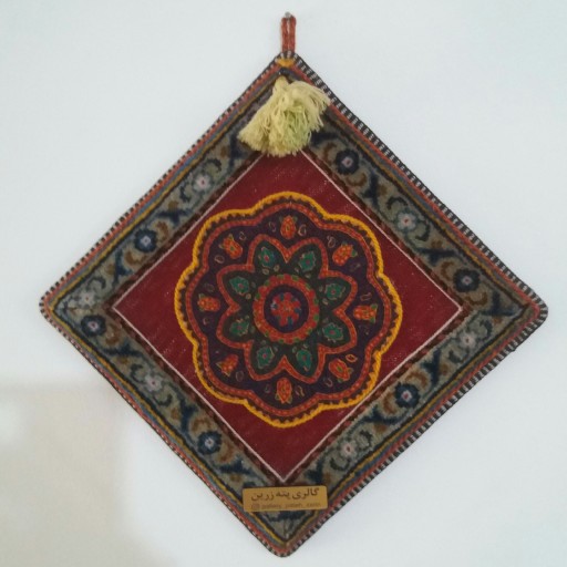 دیوارکوب سنتی از فرش دستباف  پونه و گلیم و جاجیم