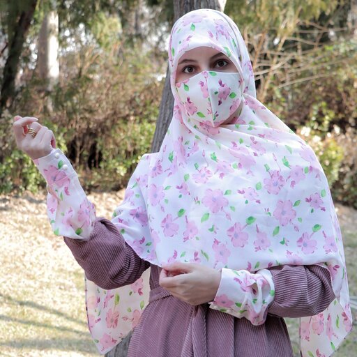 روسری حریر سفارشی مزون حجاب تبسم قواره دار  زمینه سفید با گل های صورتی زیبا بهاری همراه با هدیه