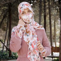 روسری حریر سفارشی مزون حجاب تبسم قواره دار  با گل های بهاری همراه با هدیه
