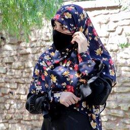 روسری حریر سفارشی مزون حجاب تبسم قواره دار  زمینه سورمه ای با گلهای زیبا همراه با هدیه 