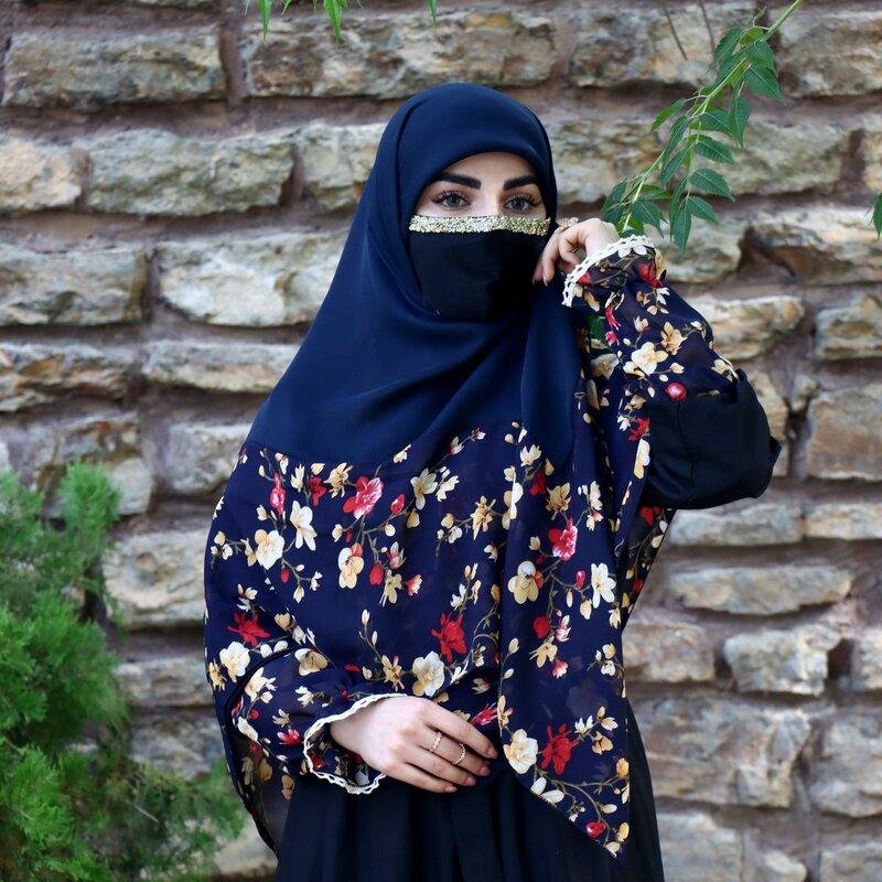 روسری دور حریر قواره دار  مزون حجاب تبسم وسط سورمه ای همراه با هدیه 
